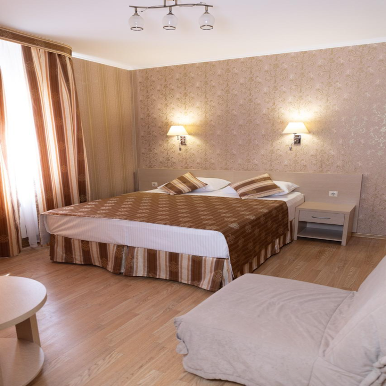 Лора — Трёхместный номер стандарт