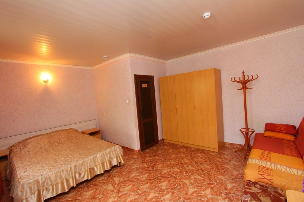 Русич — Двухместный номер с 1 кроватью с 2 дополнительными местами Корпус А