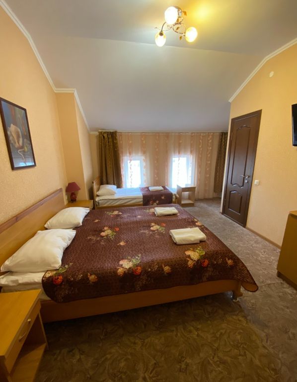 Патио — Трёхместный номер Стандарт без балкона