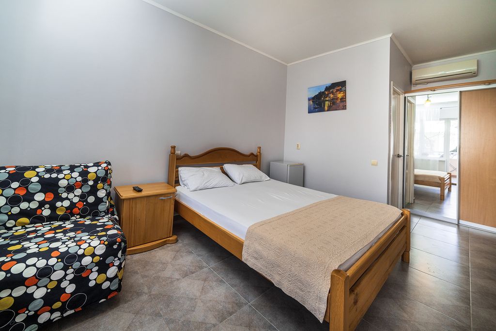 Абрикос — Трёхместный номер стандарт с террасой