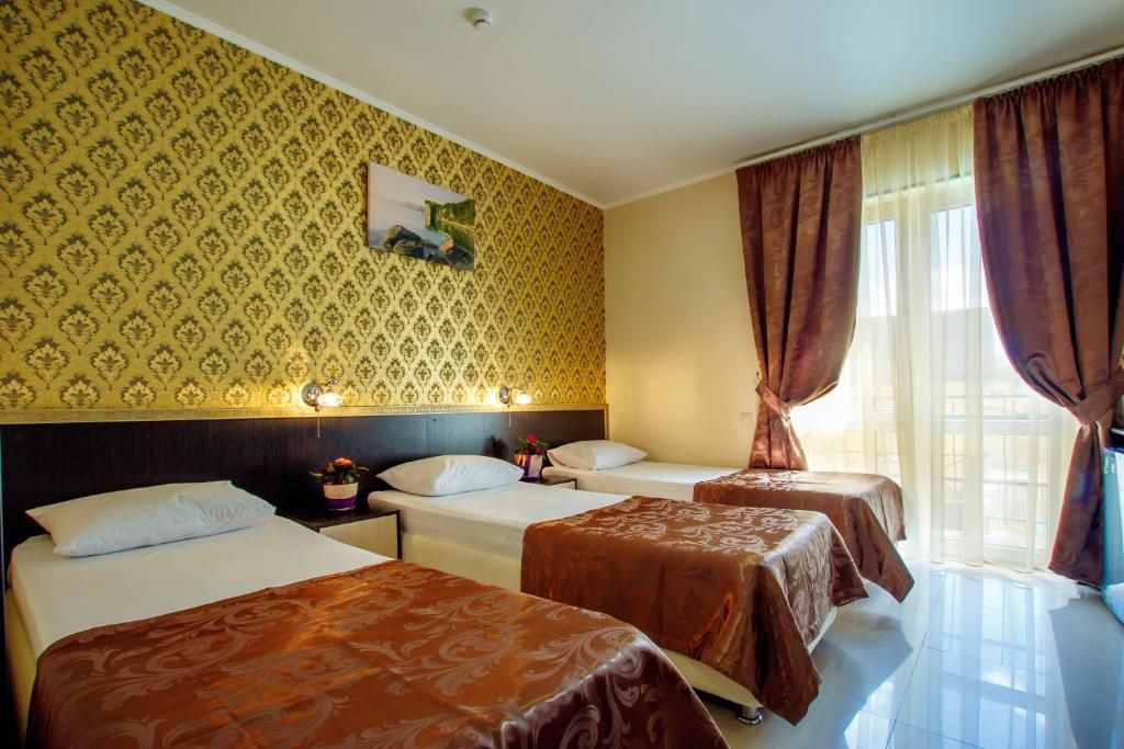 Golden Kids — Трёхместный номер улучшенный с видом на город