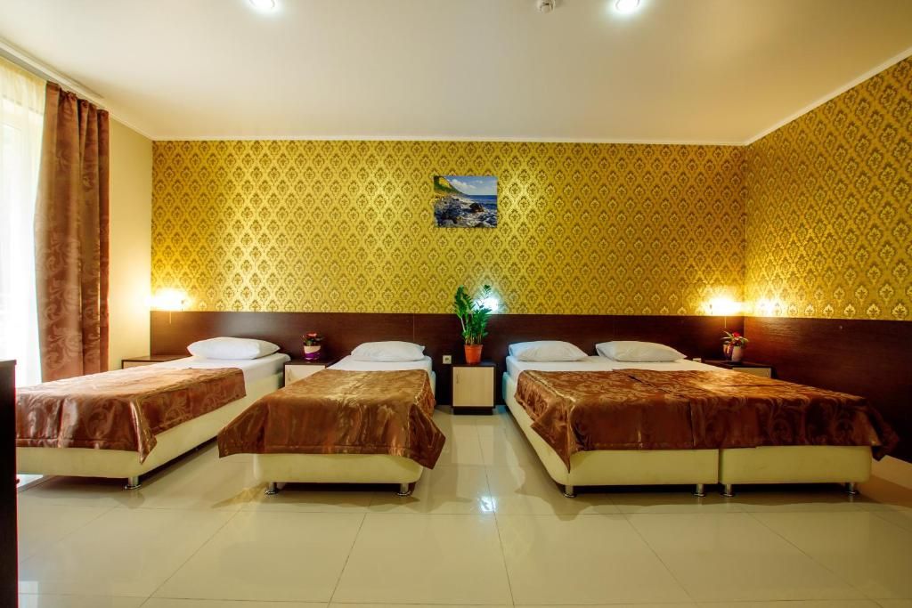 Golden Kids — Четырёхместный номер стандарт с видом на город