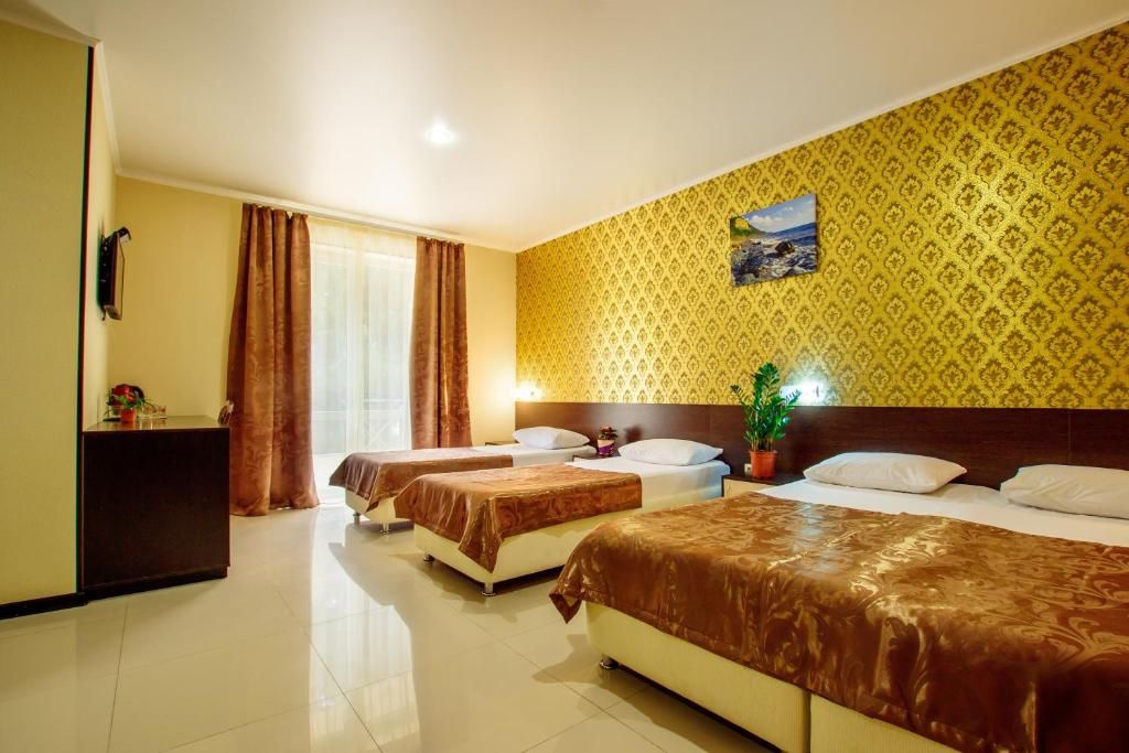 Golden Kids — Четырёхместный номер улучшенный с видом на горы