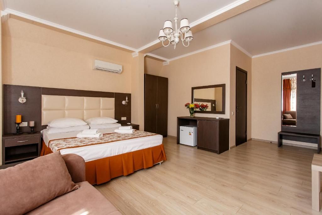 Cветлана — Четырёхместный номер стандарт с видом на город