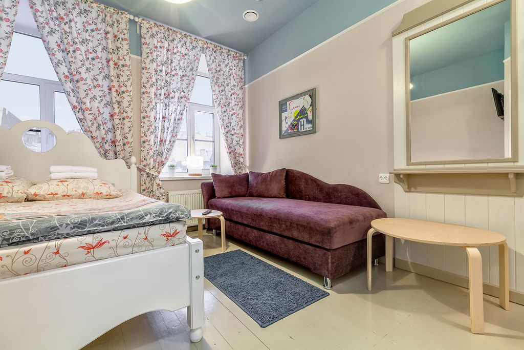 Друзья у Гостиного Двора — Трёхместный номер семейный с двуспальной кроватью и диваном