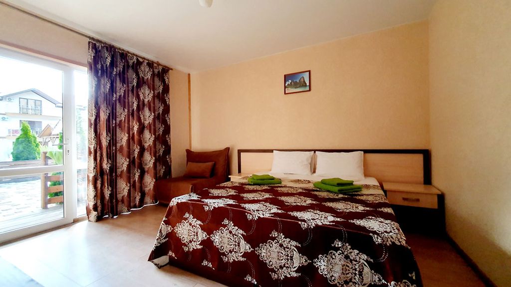 Терраса — Трёхместный номер классический с балконом