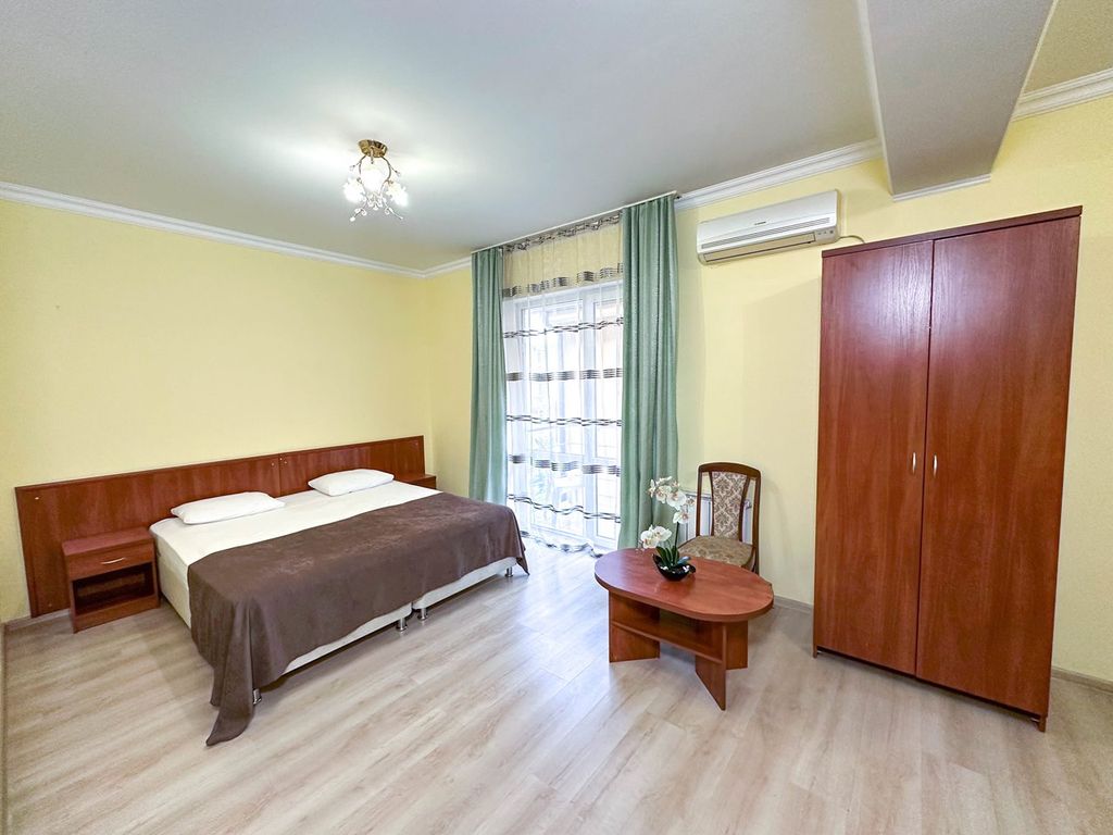 Аквамарин-Парк — Четырёхместный номер Полулюкс с балконом