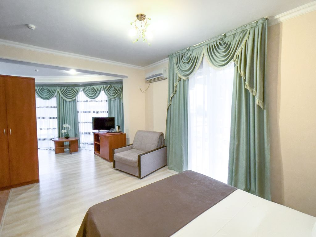 Аквамарин-Парк — Четырёхместный номер Люкс с балконом