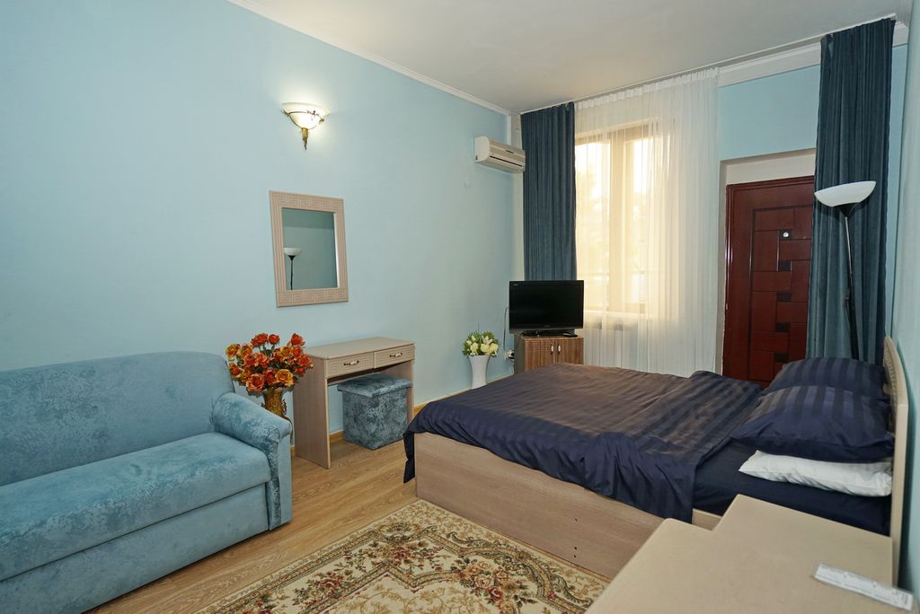 Лето — Трёхместный номер 1/1 двухкомнатный с балконом