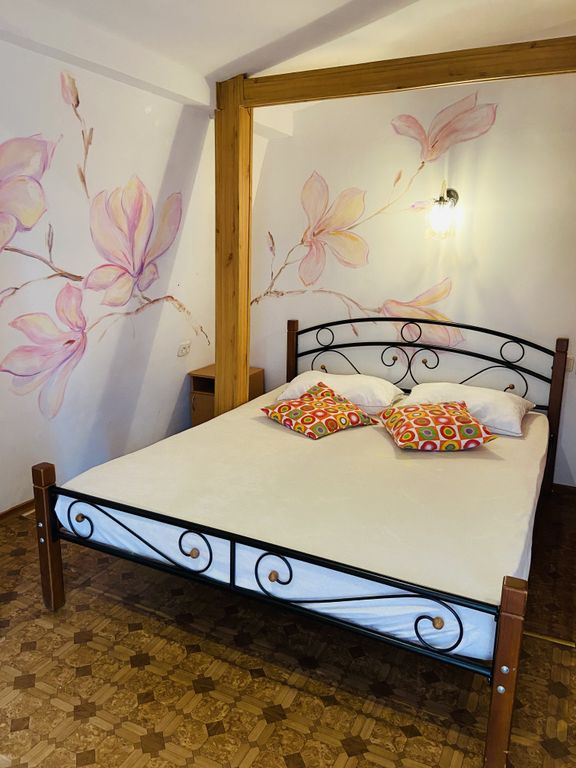 Тенистый дворик — Трёхместный номер стандарт с видом на горы