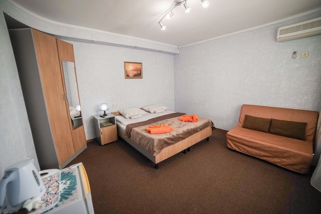 Морской прибой — Четырёхместный номер улучшенный стандарт с балконом