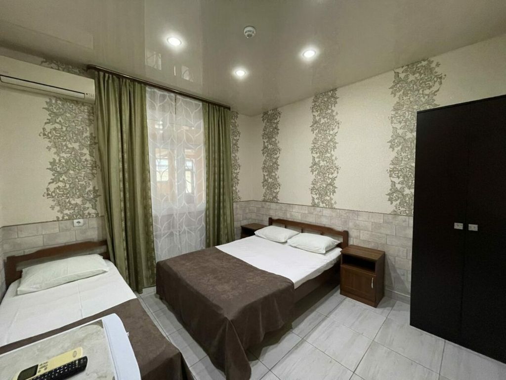 Кристи — Трёхместный номер бюджетный (темное окно в холл)