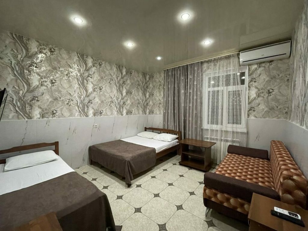 Кристи — Семейный номер пятиместный бюджетный (темное окно)