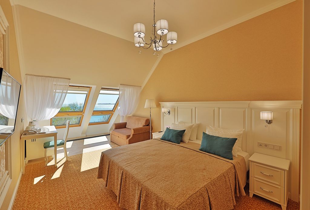 Династия — Двухместный номер с 1 кроватью джуниор сюит Мансарда