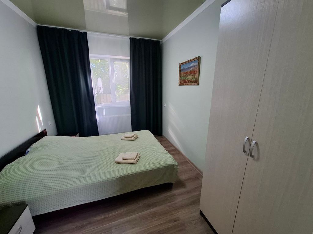 У Пруда — Семейный номер двухкомнатные апартаменты с кухней и верандой