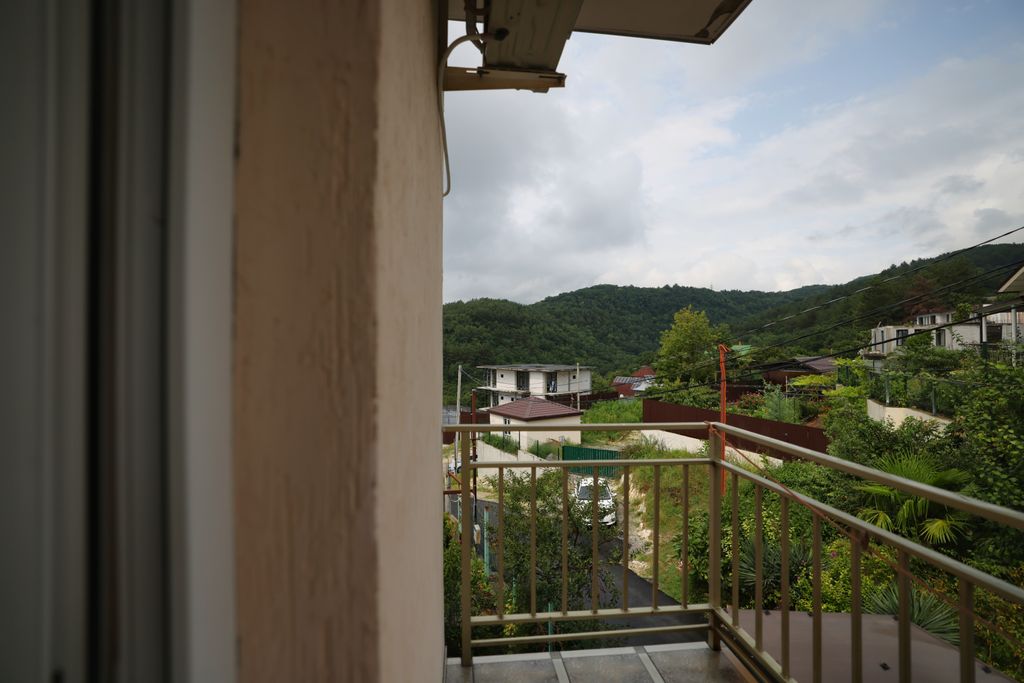 На Хвойной — Трёхместный номер Трехместный номер с доп. местом с балконом и видом на горы