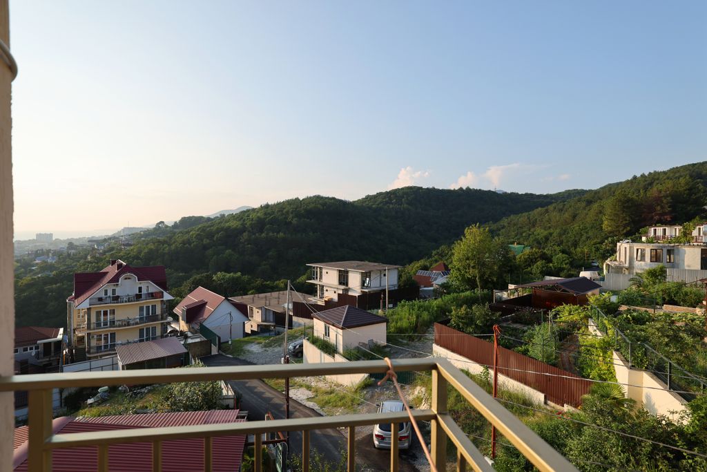 На Хвойной — Семейный номер Четырехместный номер с доп. местом с балконом и видом на горы