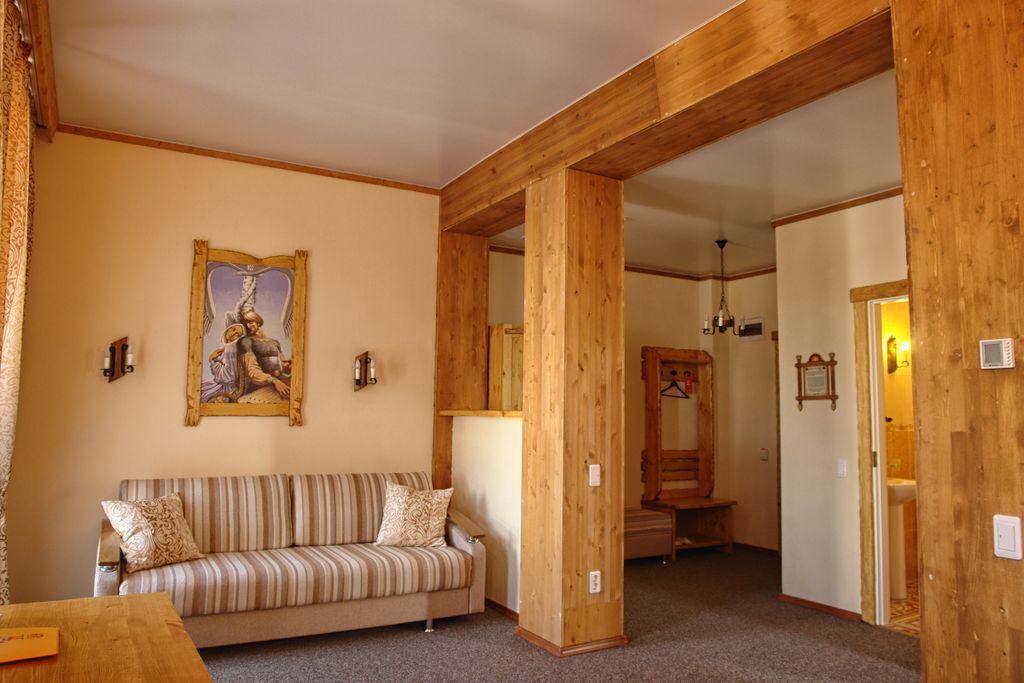 Алёша Попович Двор — Трёхместный номер люкс