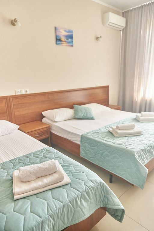 Кассис — Трёхместный номер улучшенный