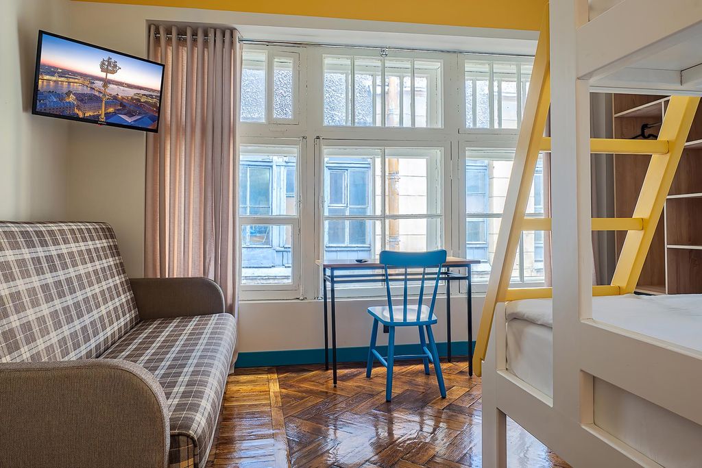 Друзья Лайт — Трёхместный номер с диваном и удобствами на этаже