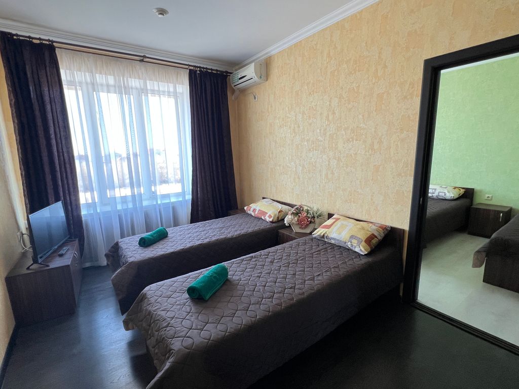 Бархат — Семейный номер двухкомнатный с пятью раздельными кроватями