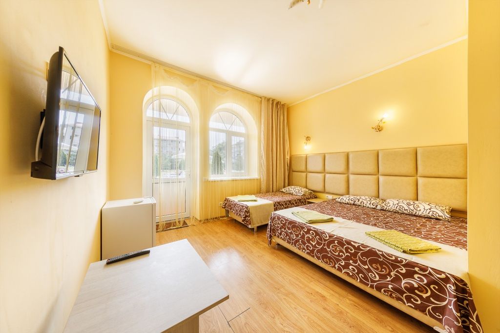 Тюльпан — Трёхместный номер с террасой/балконом