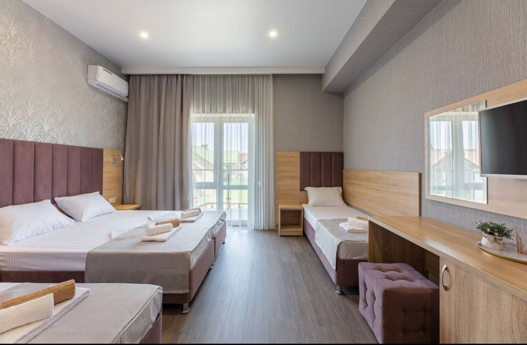 Гранада — Четырёхместный номер улучшенный