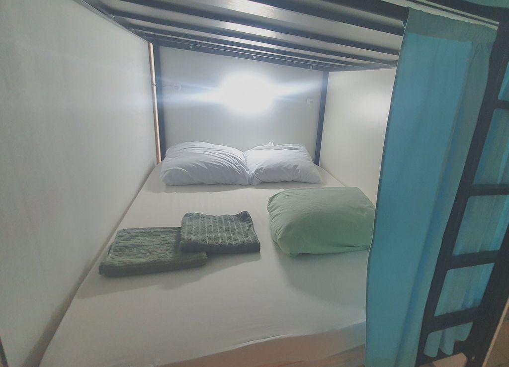 Cape Hostel — Многоместный смешанный номер двухместное нижнее место в двухъярусной капсуле