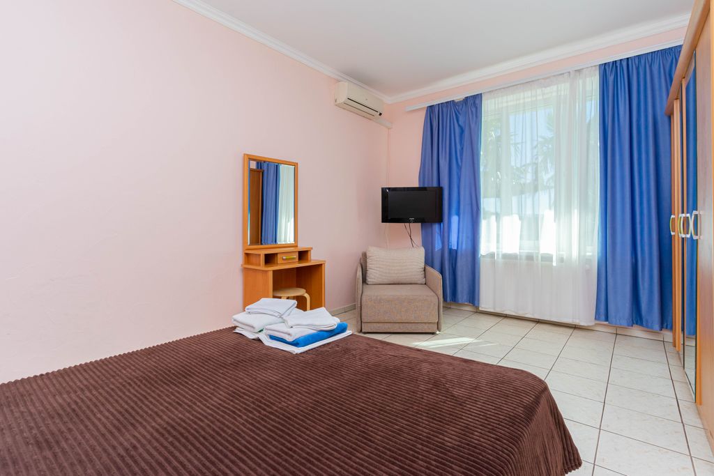 Над морем — Семейный номер студия без балкона