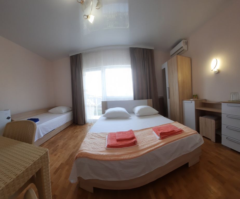 Солнечный — Трёхместный номер с балконом