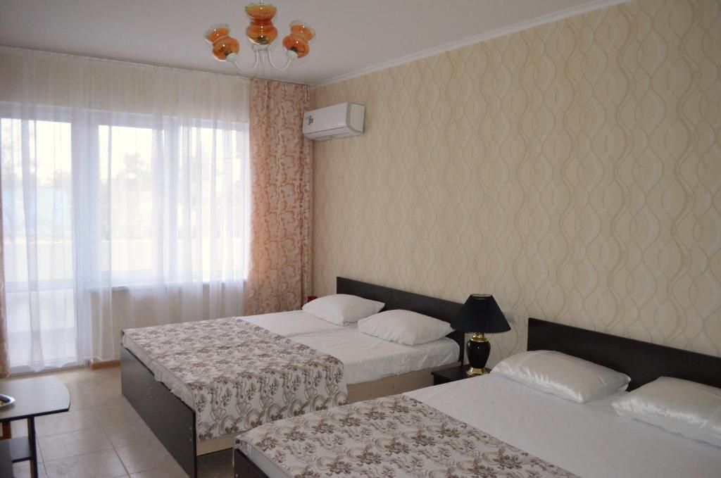 Золотой берег Анапа — Семейный номер с боковым видом на море