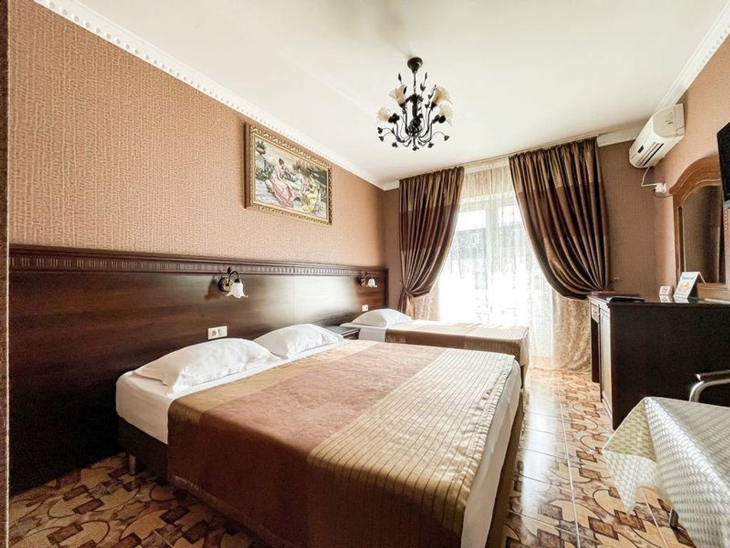 Анжелина — Трёхместный номер полулюкс с балконом