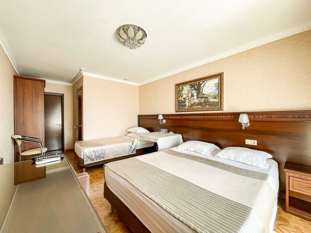 Анжелина — Четырёхместный номер полулюкс с балконом