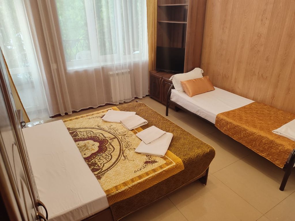 Тихий домик — Трёхместный номер 6 с балконом