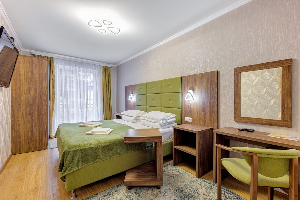 Яна — Трёхместный номер двухкомнатный с балконом