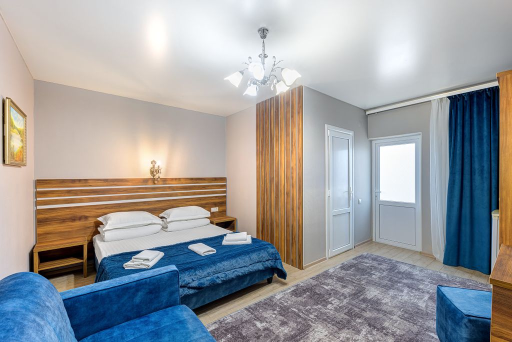 Яна — Трёхместный номер