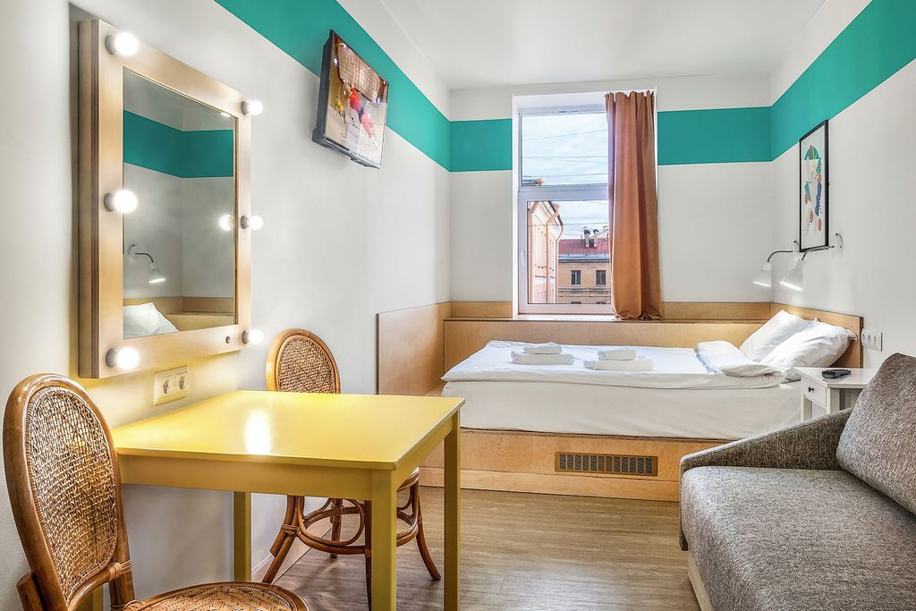 Друзья на Сенной — Двухместный номер с 1 кроватью и диваном с удобствами на этаже