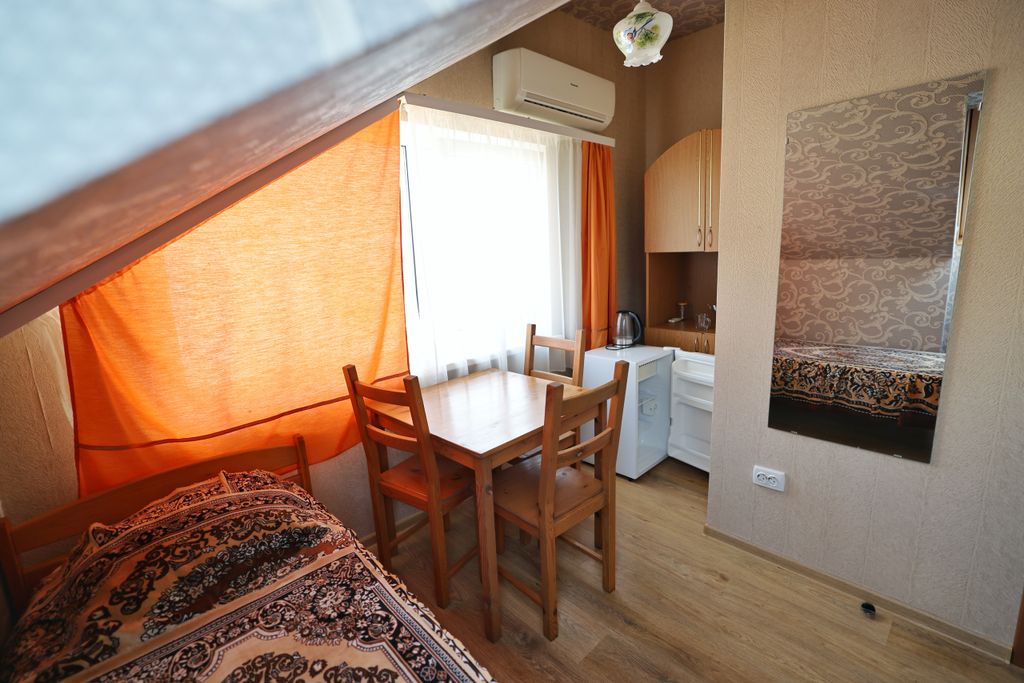 На Хвойной — Трёхместный номер без балкона с видом на горы