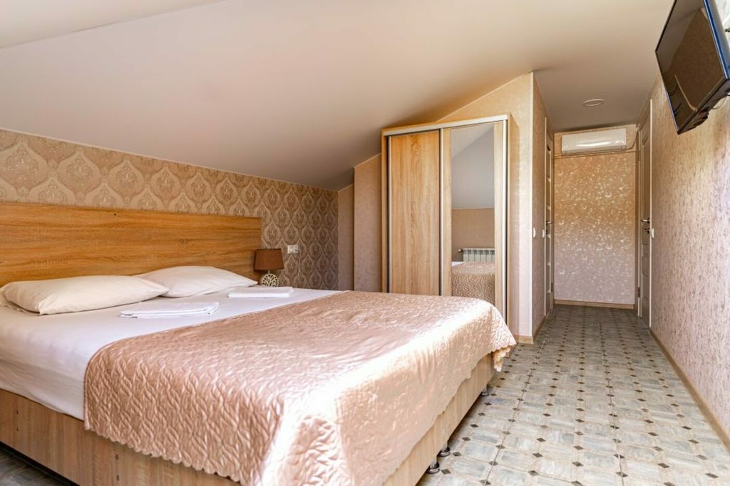 Сезон — Трёхместный номер Комфорт (с кухней)