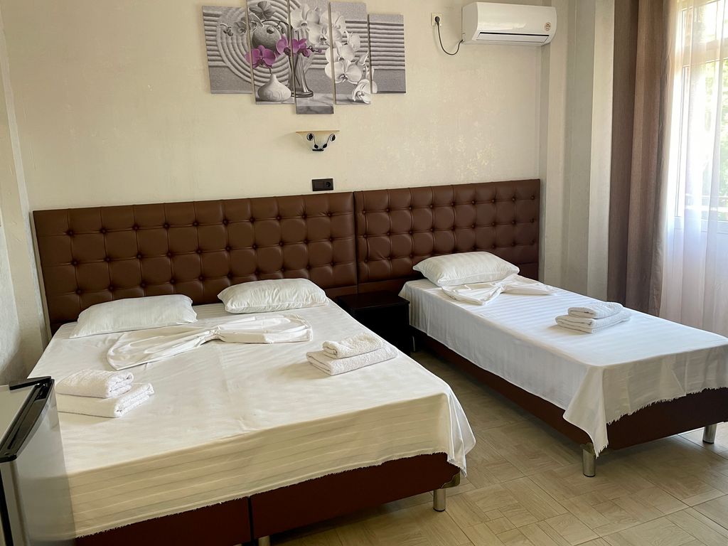 Green line — Трёхместный номер улучшенный с видом на горы