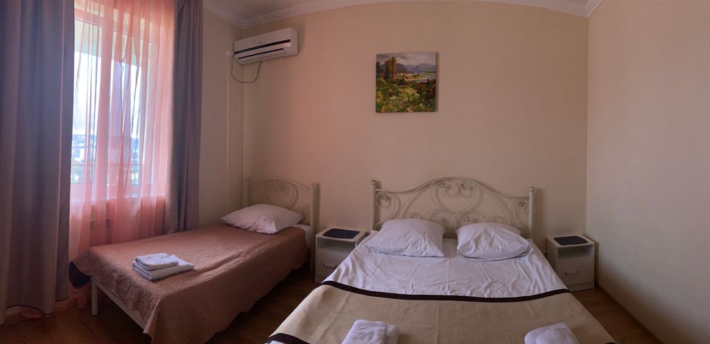 На Виноградной — Трёхместный номер стандарт с видом на горы