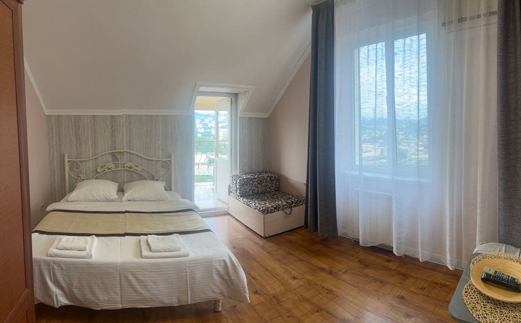 На Виноградной — Трёхместный номер полулюкс с балконом и кухней