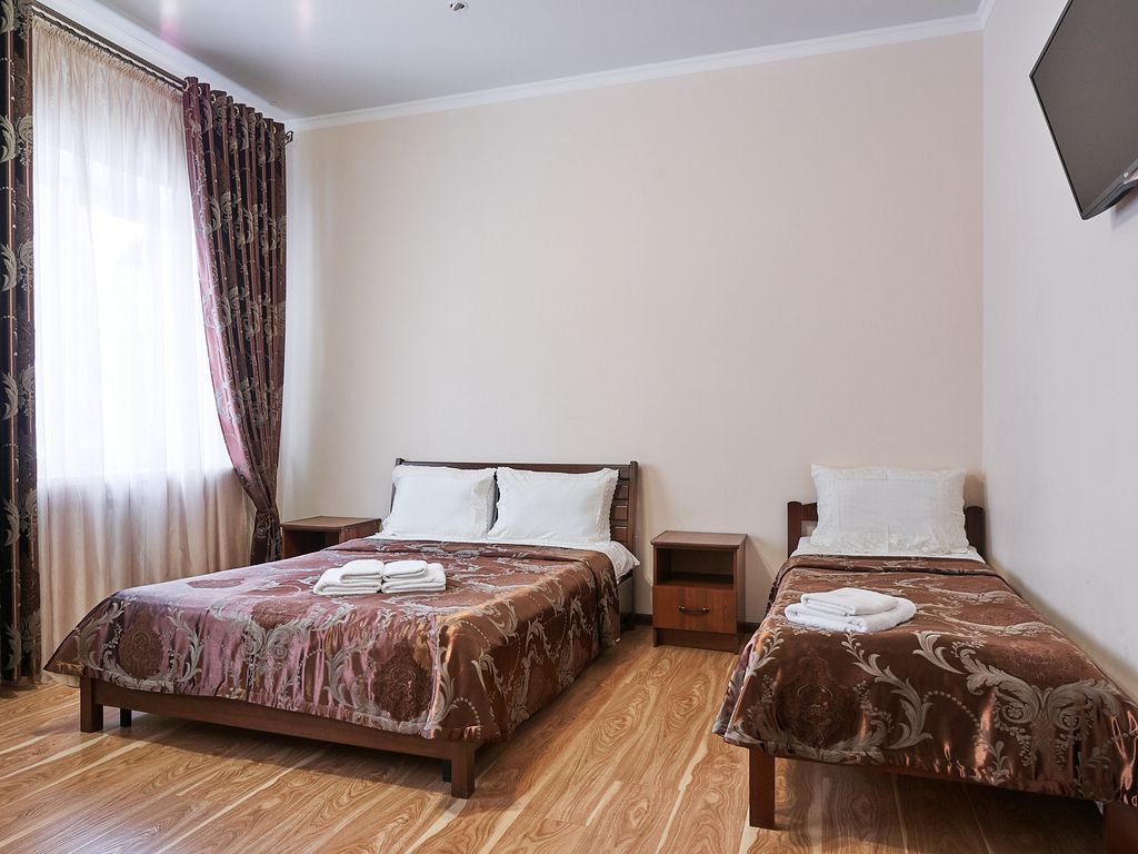 Gold Star — Трёхместный номер стандарт с видом на горы