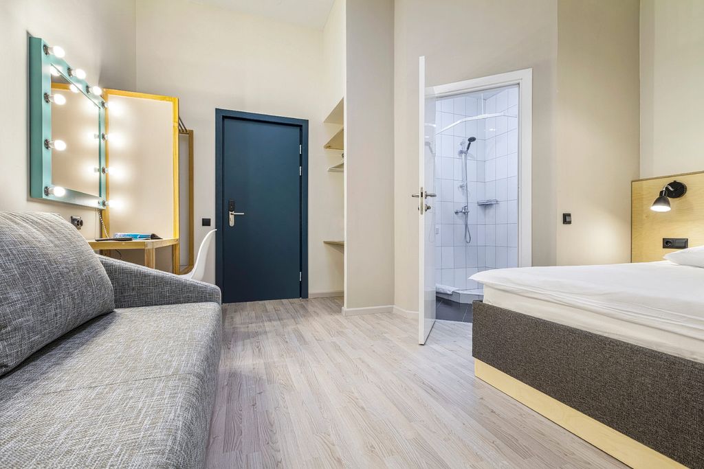 Друзья на Фонтанке — Семейный номер мансардный с двуспальной кроватью и диваном