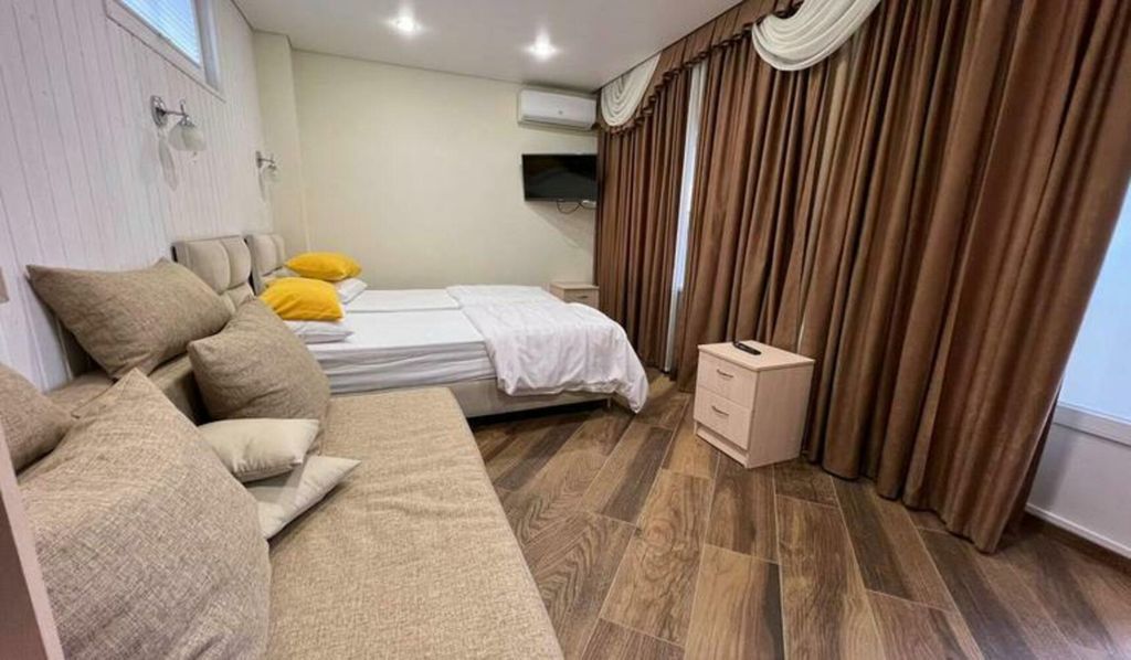 Парфенон — Трёхместный номер с видом на сад