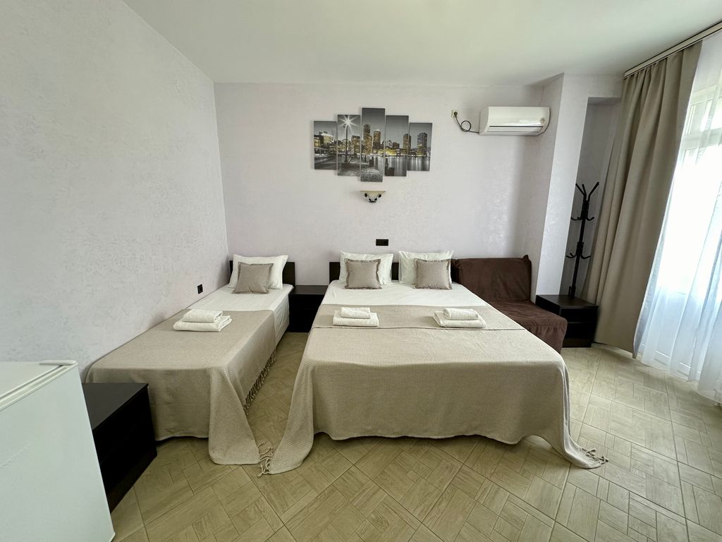 Green line — Трёхместный номер улучшенный с видом на горы