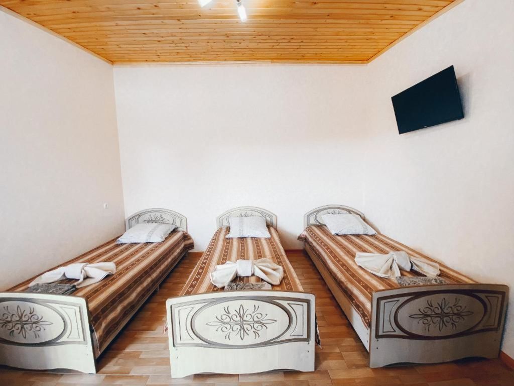 Версаль 2 — Трёхместный номер с тремя односпальными кроватями