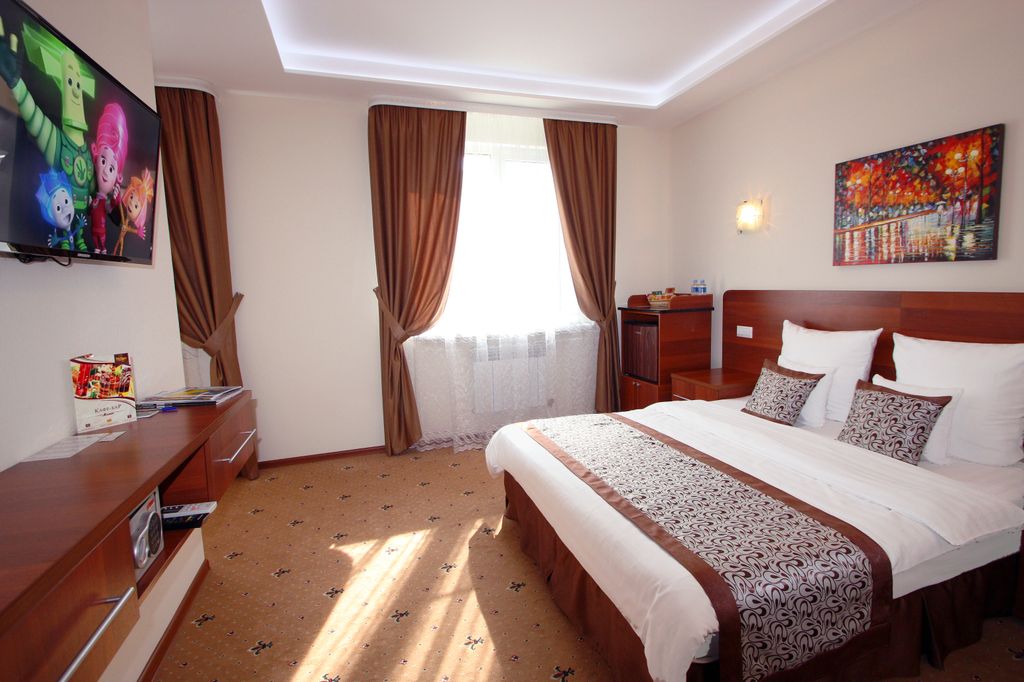 НеЧаев — Семейный номер полулюкс с двуспальной кроватью