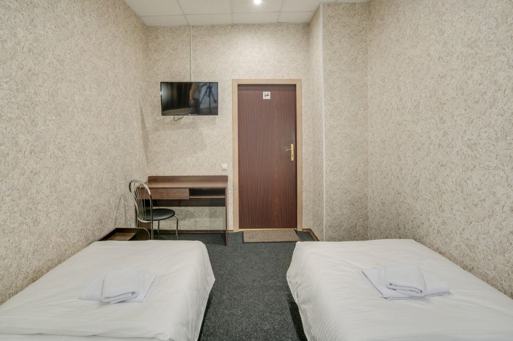 Ладомир — Двухместный номер с 2 отдельными кроватями эконом с общей ванной комнатой