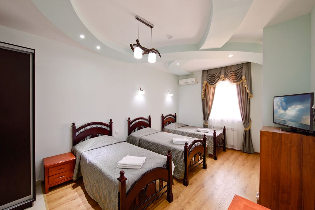 Радуга - Престиж — Трёхместный номер комфорт Triple без балкона